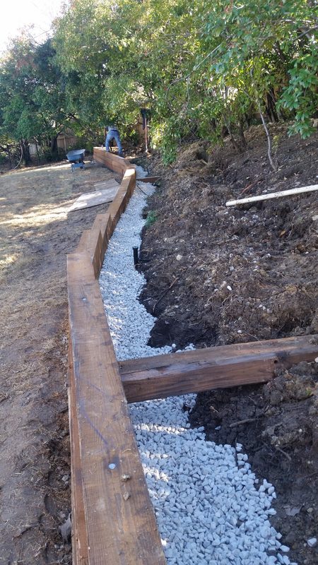 Timber retaining wall with drainage gravel